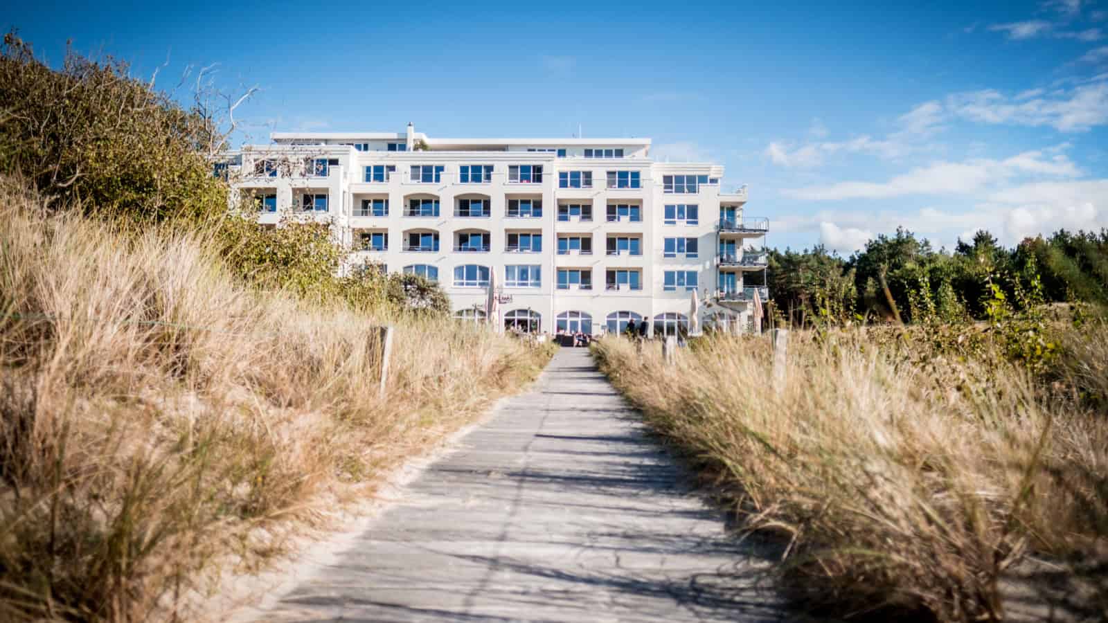 Strandhotel Dünenmeer im Herbst mit Strandzugang