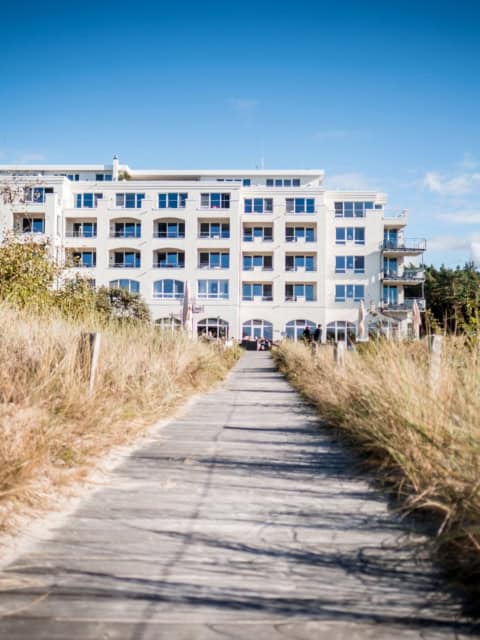 Strandhotel Dünenmeer im Herbst mit Strandzugang